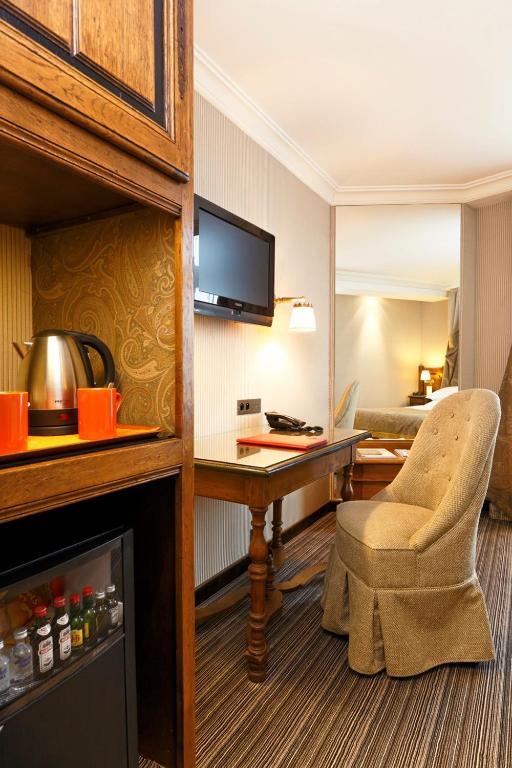 Au Manoir Saint Germain Parigi